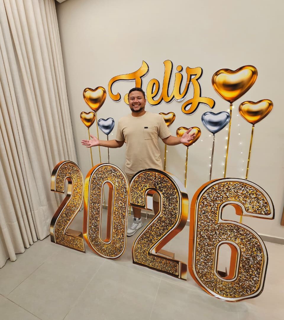 CENÁRIO FELIZ 2026 COM BALÕES DE CORAÇÃO