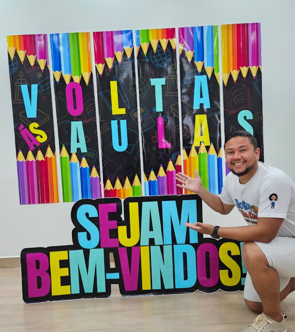 CENÁRIO VOLTA ÀS AULAS - COLUNAS COM LETRAS COLORIDAS