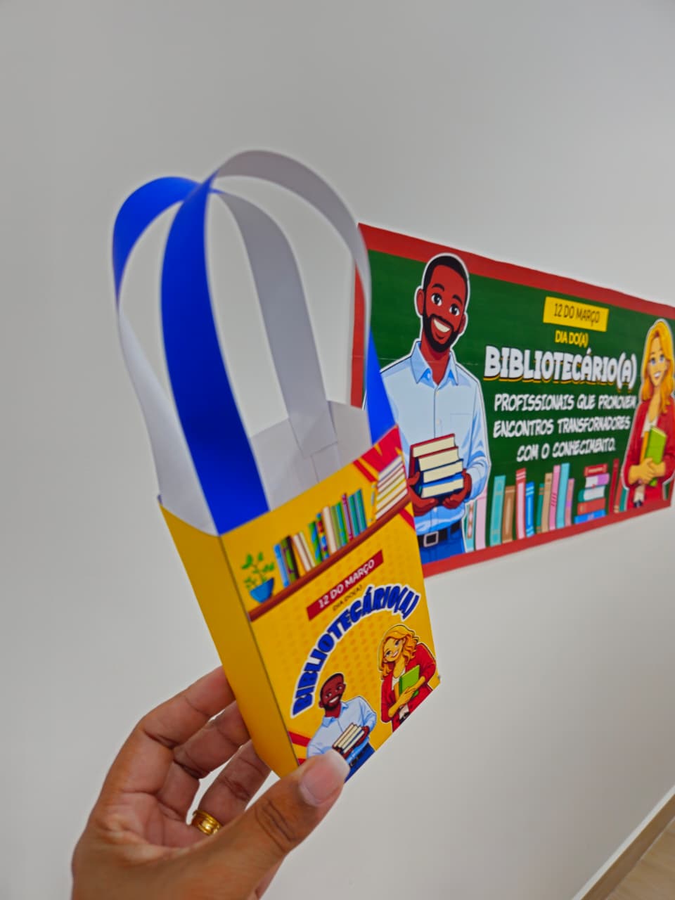 DIA DO(A) BIBLIOTECÁRIO(A) - CARTAZ E LEMBRANCINHA - Imagem 4
