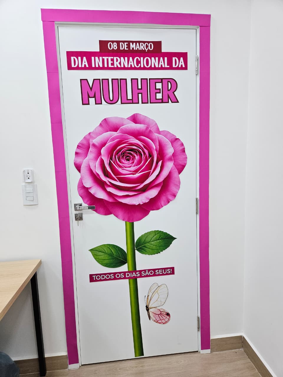 PAINEL DE PORTA - DIA DA MULHER ROSA GIGANTE - Imagem 2