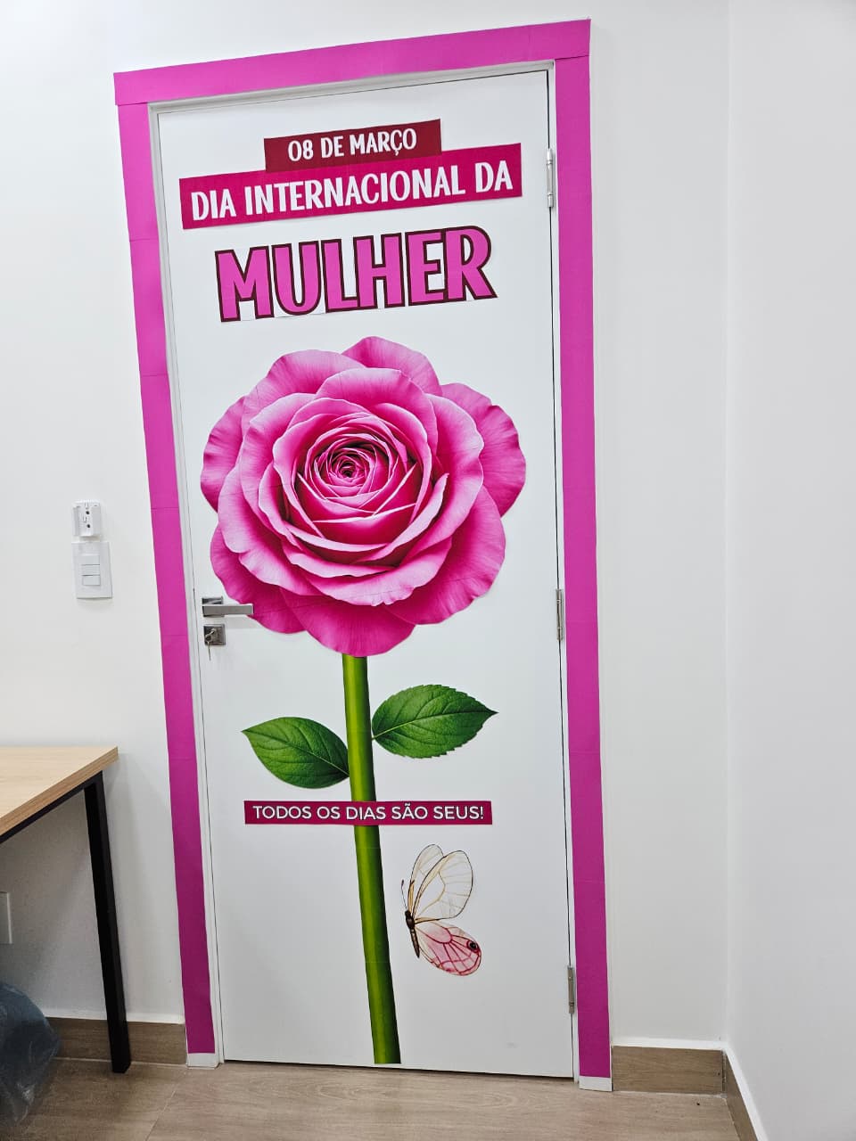 PAINEL DE PORTA - DIA DA MULHER ROSA GIGANTE - Imagem 4