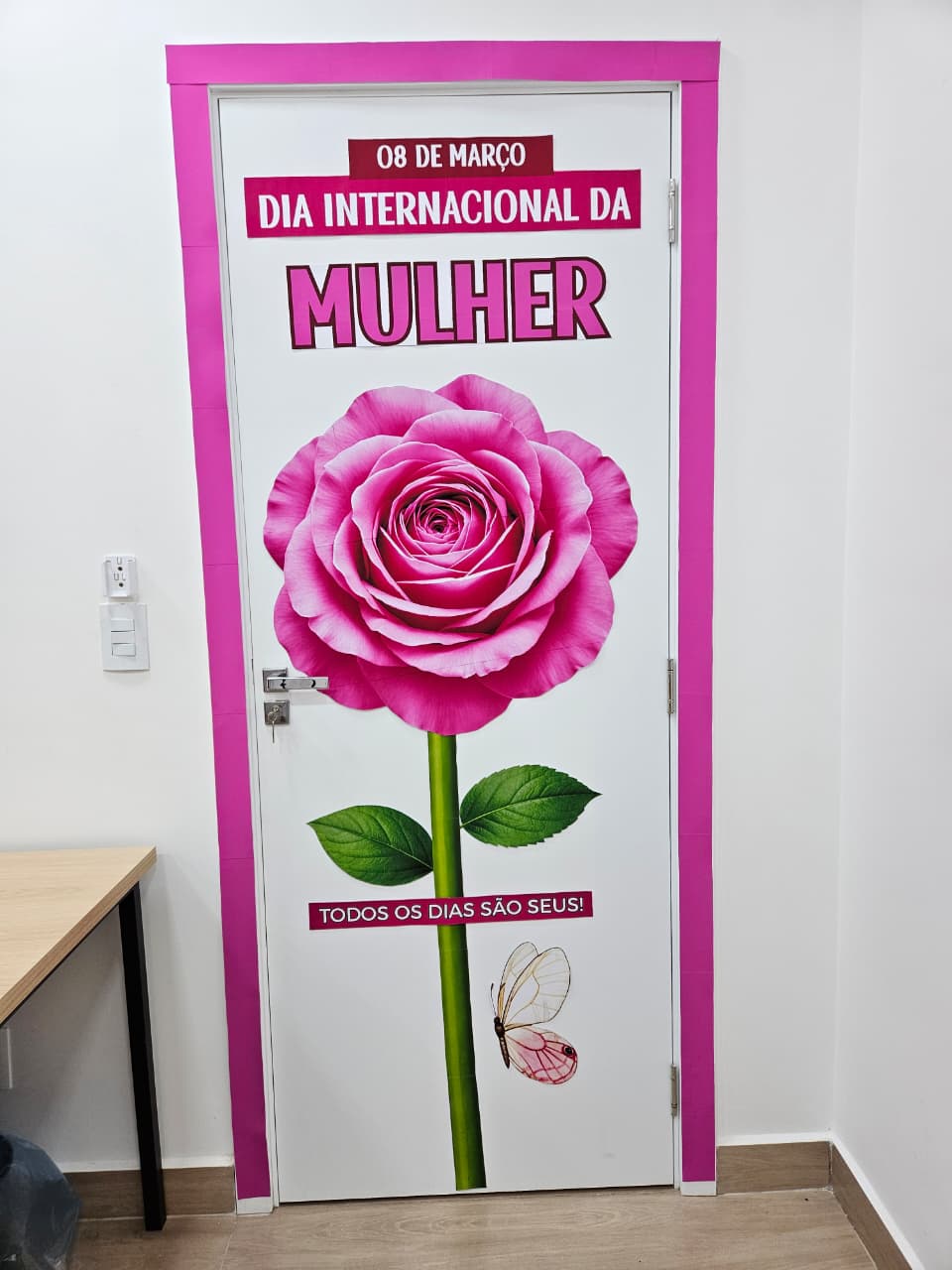 PAINEL DE PORTA - DIA DA MULHER ROSA GIGANTE - Imagem 3