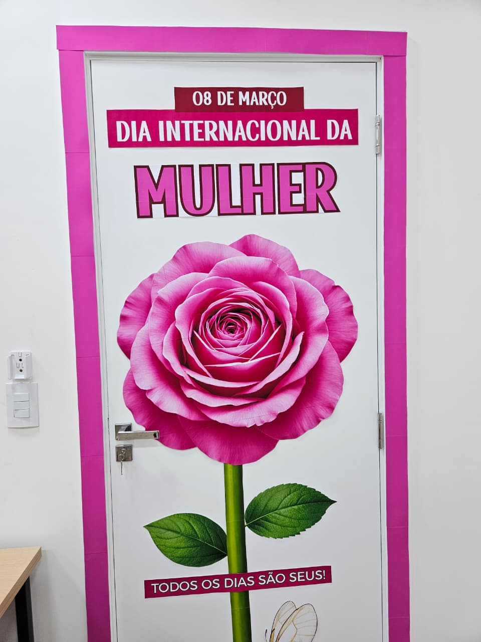 PAINEL DE PORTA - DIA DA MULHER ROSA GIGANTE - Imagem 5