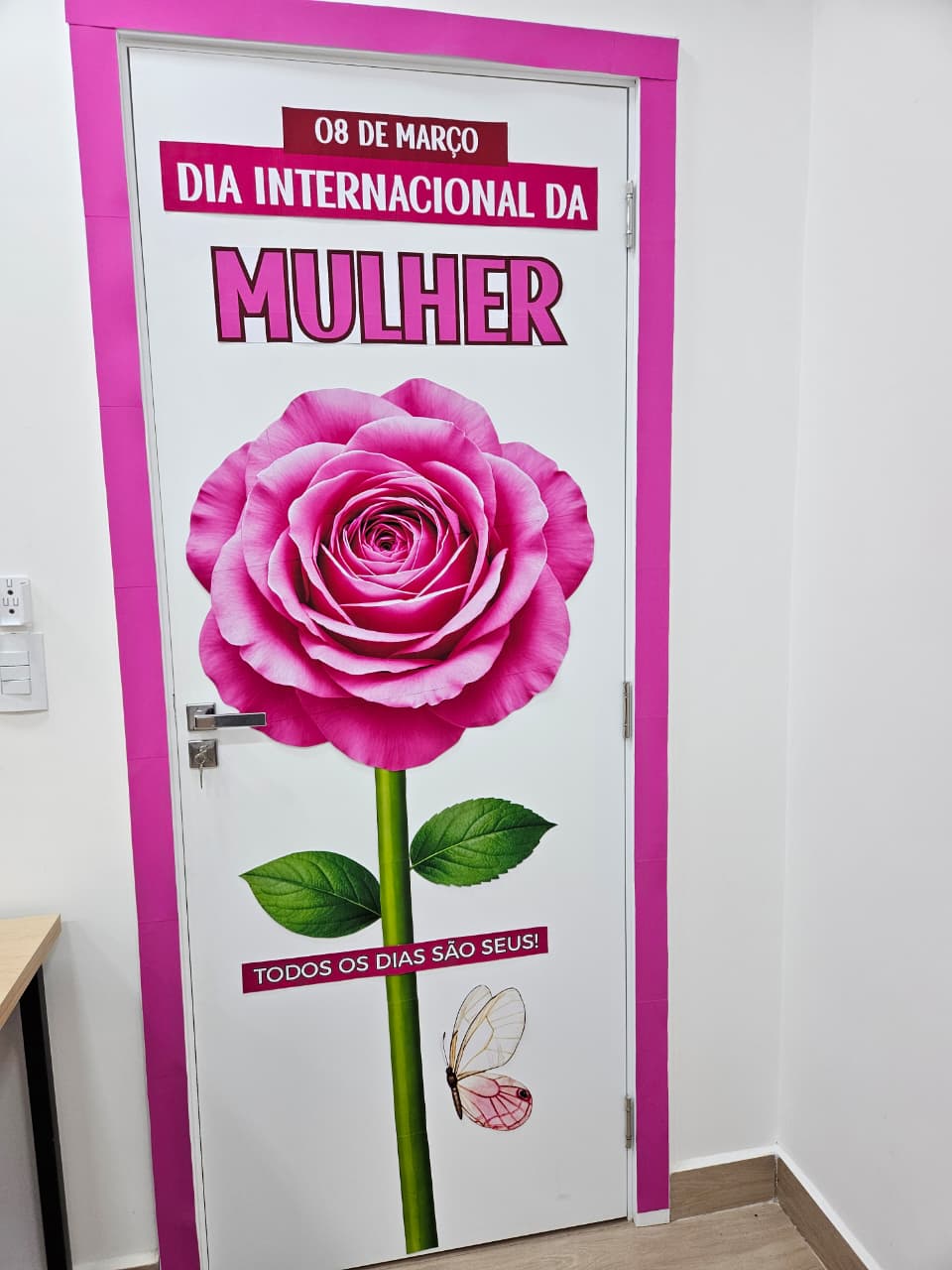 PAINEL DE PORTA - DIA DA MULHER ROSA GIGANTE - Imagem 7