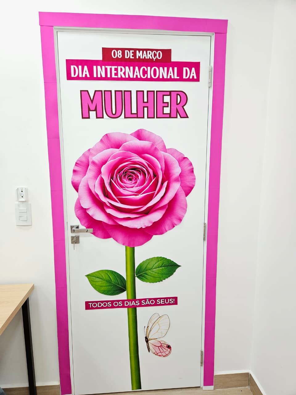 PAINEL DE PORTA - DIA DA MULHER ROSA GIGANTE