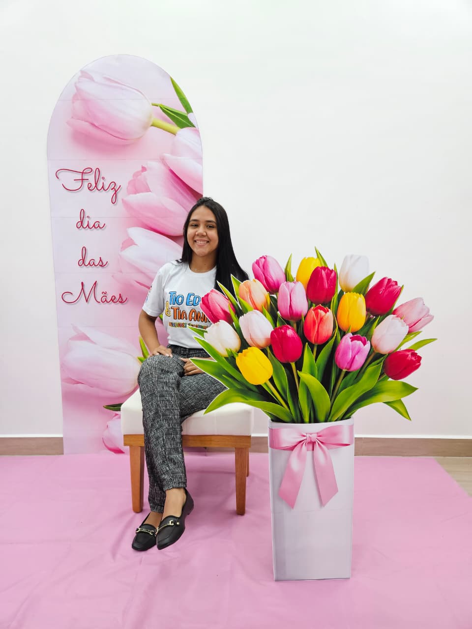 PAINEL E VASO DE TULIPAS - DIA DAS MÃES