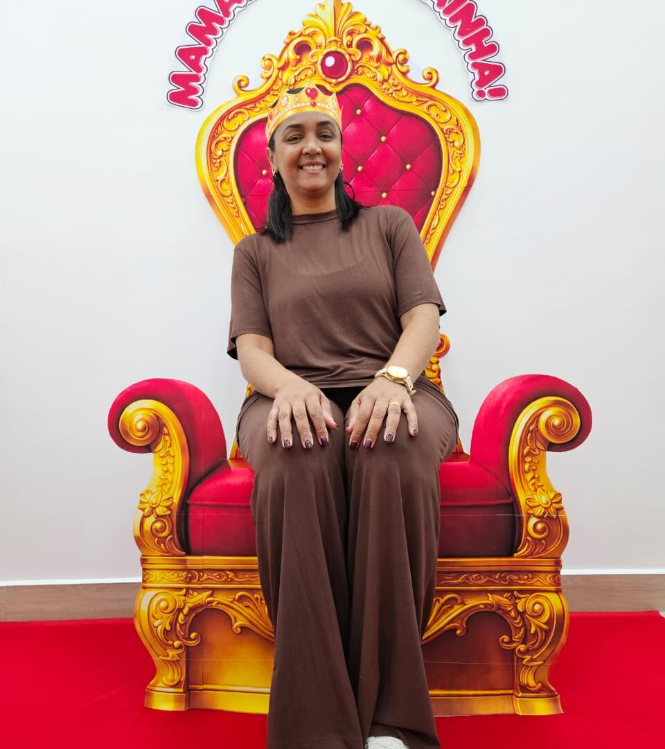 DIA DAS MÃES – TRONO “MAMÃE, MINHA RAINHA"