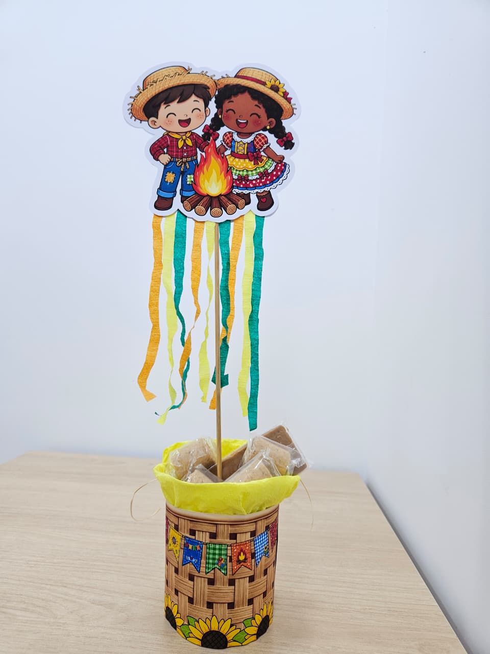 CENTRO DE MESA MENINO E MENINA FESTA JUNINA - Imagem 7