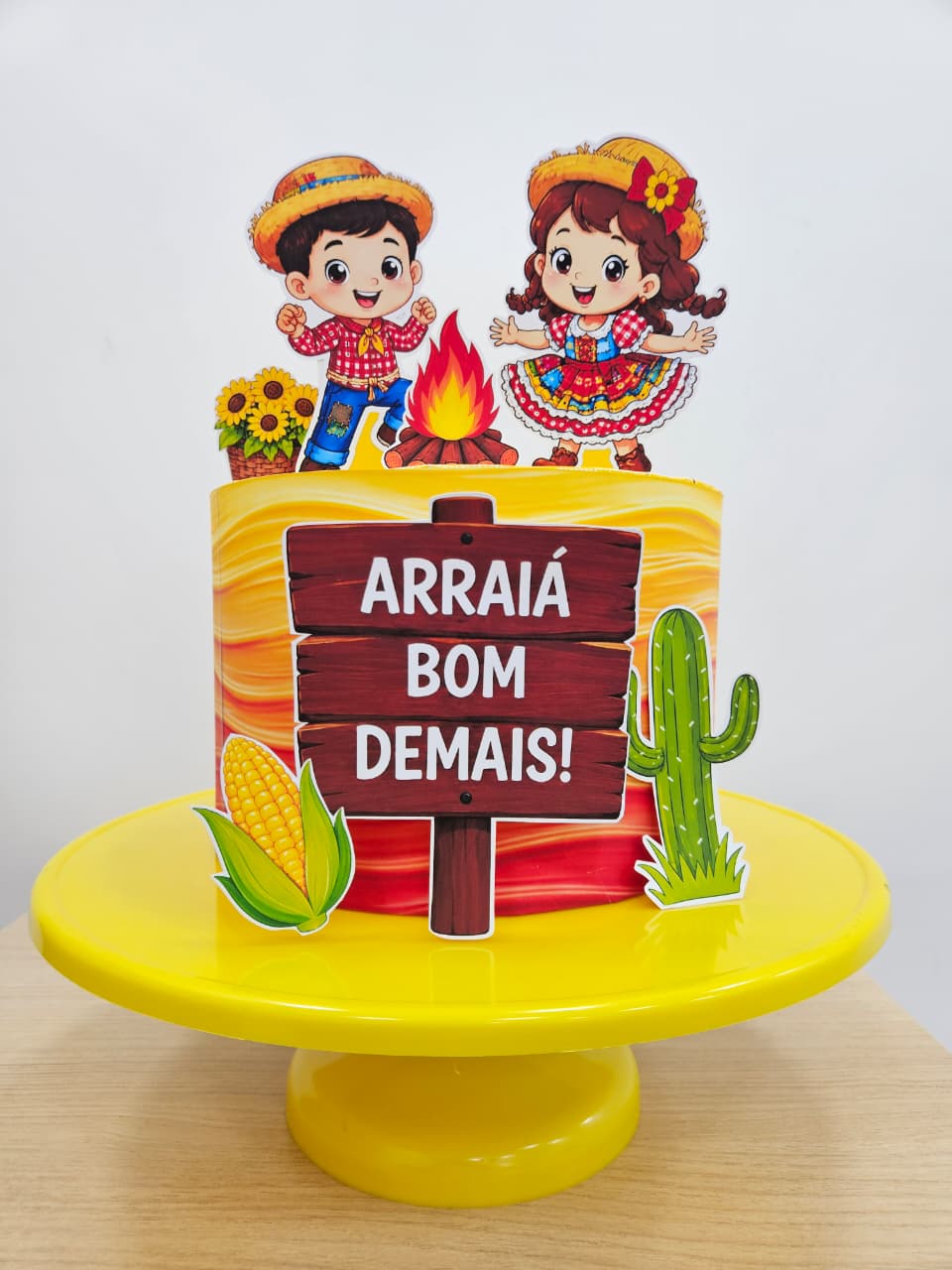 BOLO FAKE + TOPPER - ARRAIÁ BOM DEMAIS!