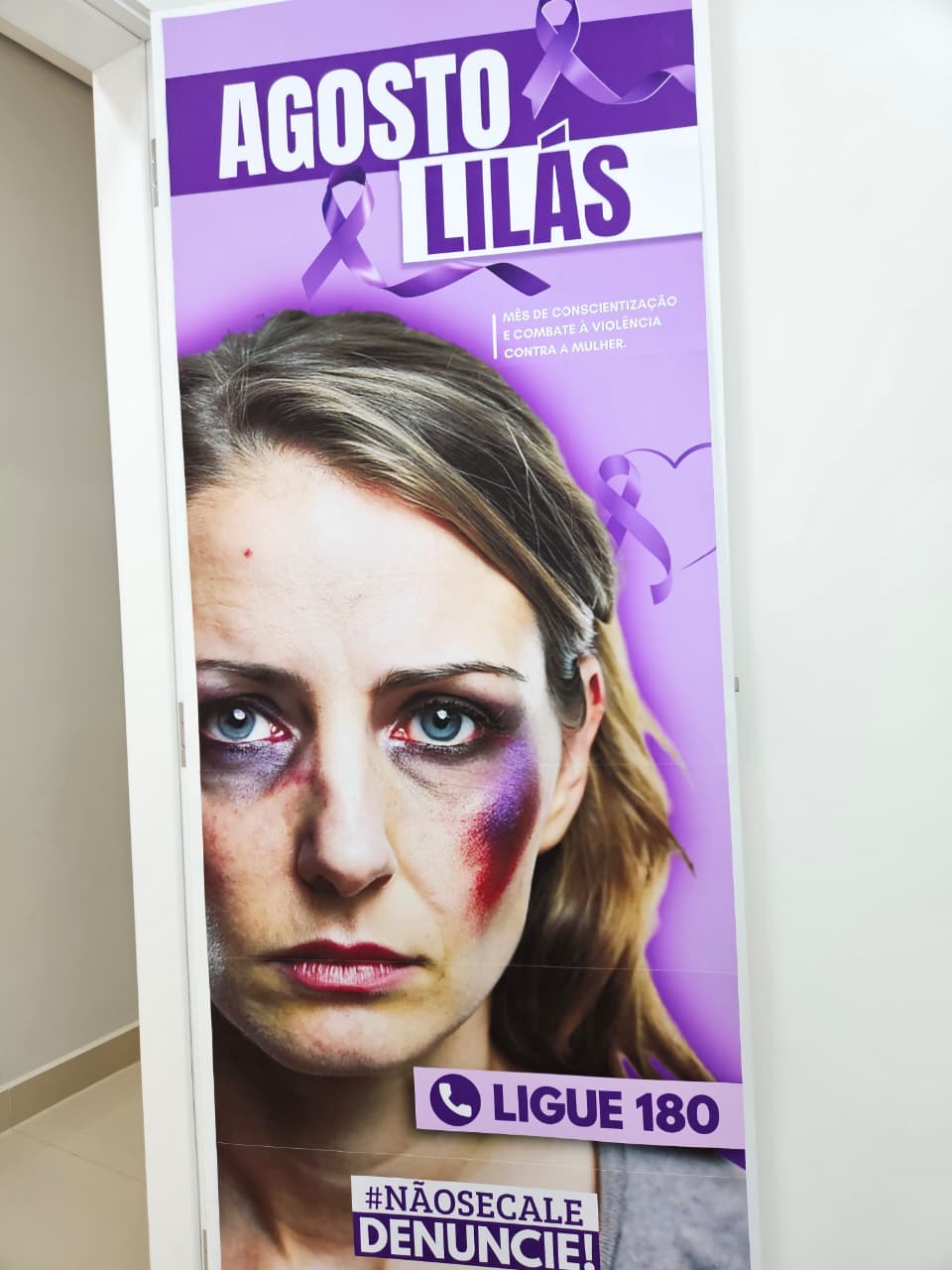 CARTAZ DE PORTA AGOSTO LILÁS - Imagem 2