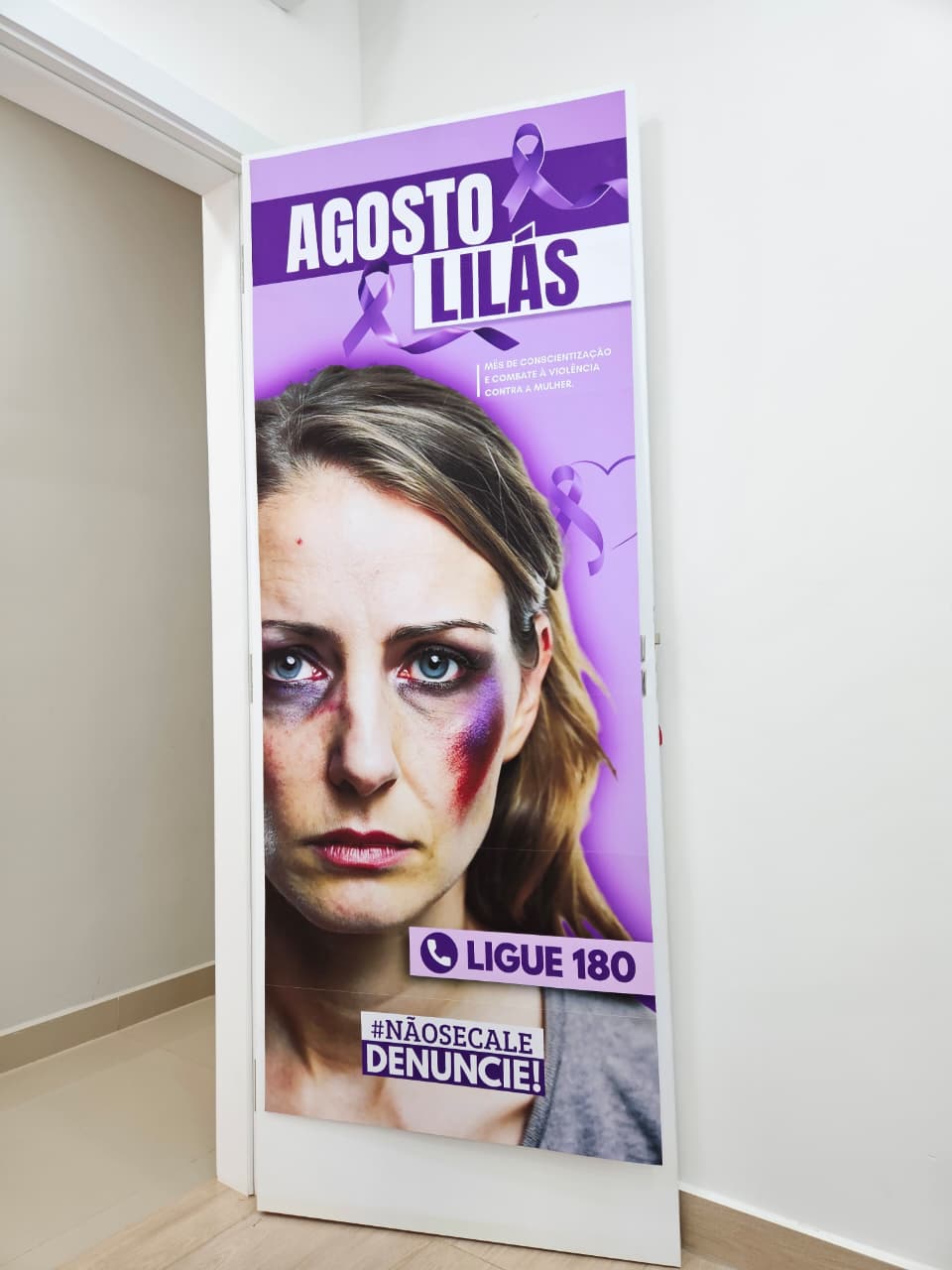 CARTAZ DE PORTA AGOSTO LILÁS - Imagem 7