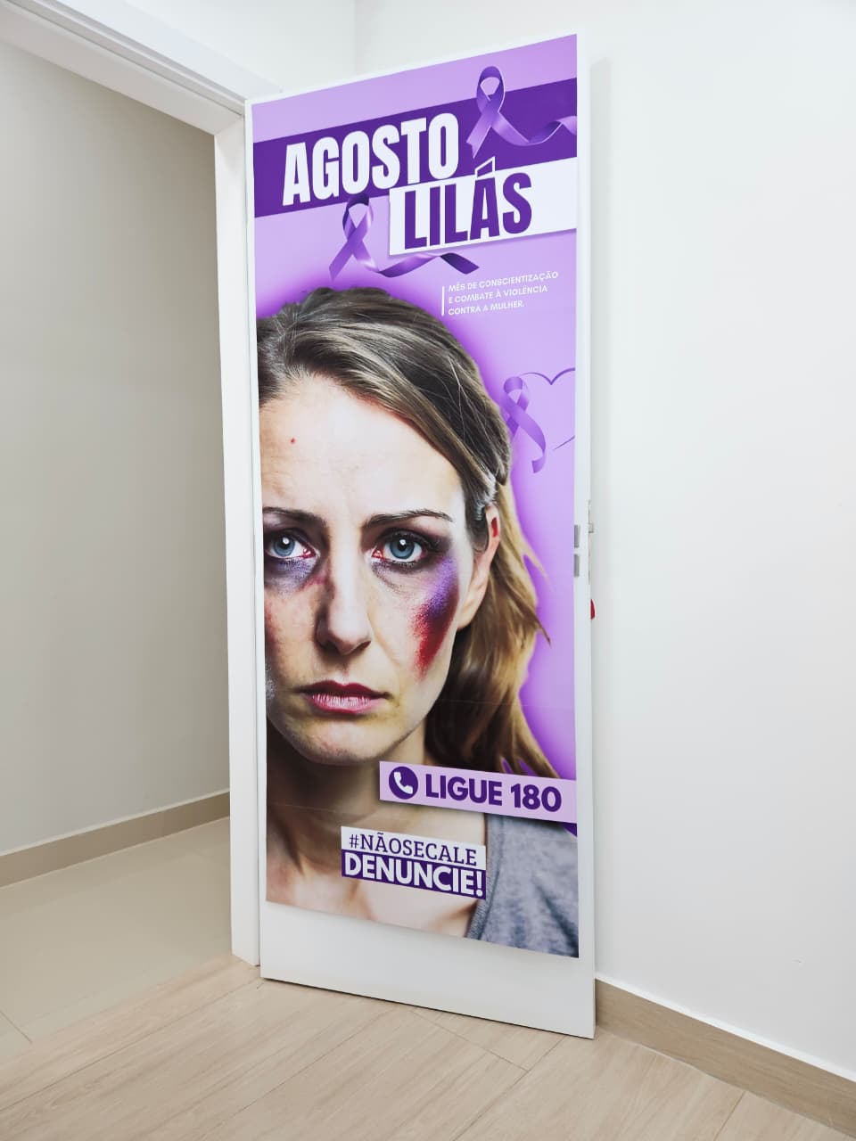 CARTAZ DE PORTA AGOSTO LILÁS - Imagem 4