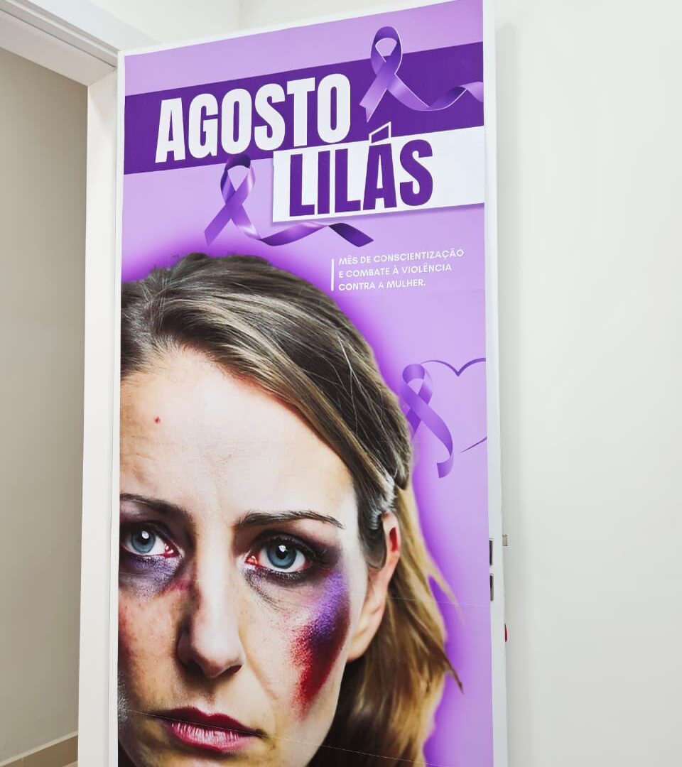 CARTAZ DE PORTA AGOSTO LILÁS