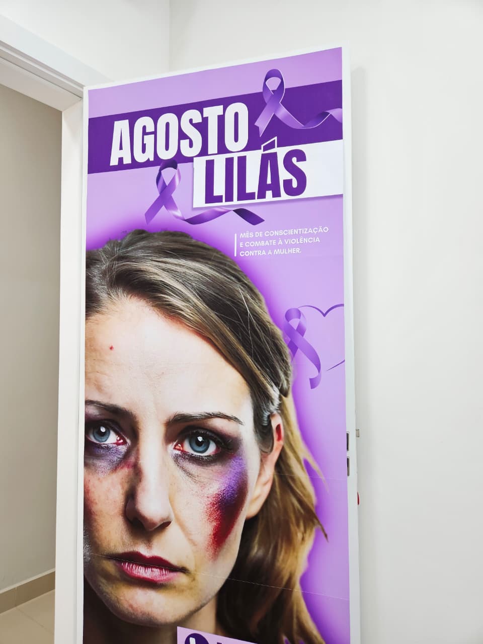 CARTAZ DE PORTA AGOSTO LILÁS