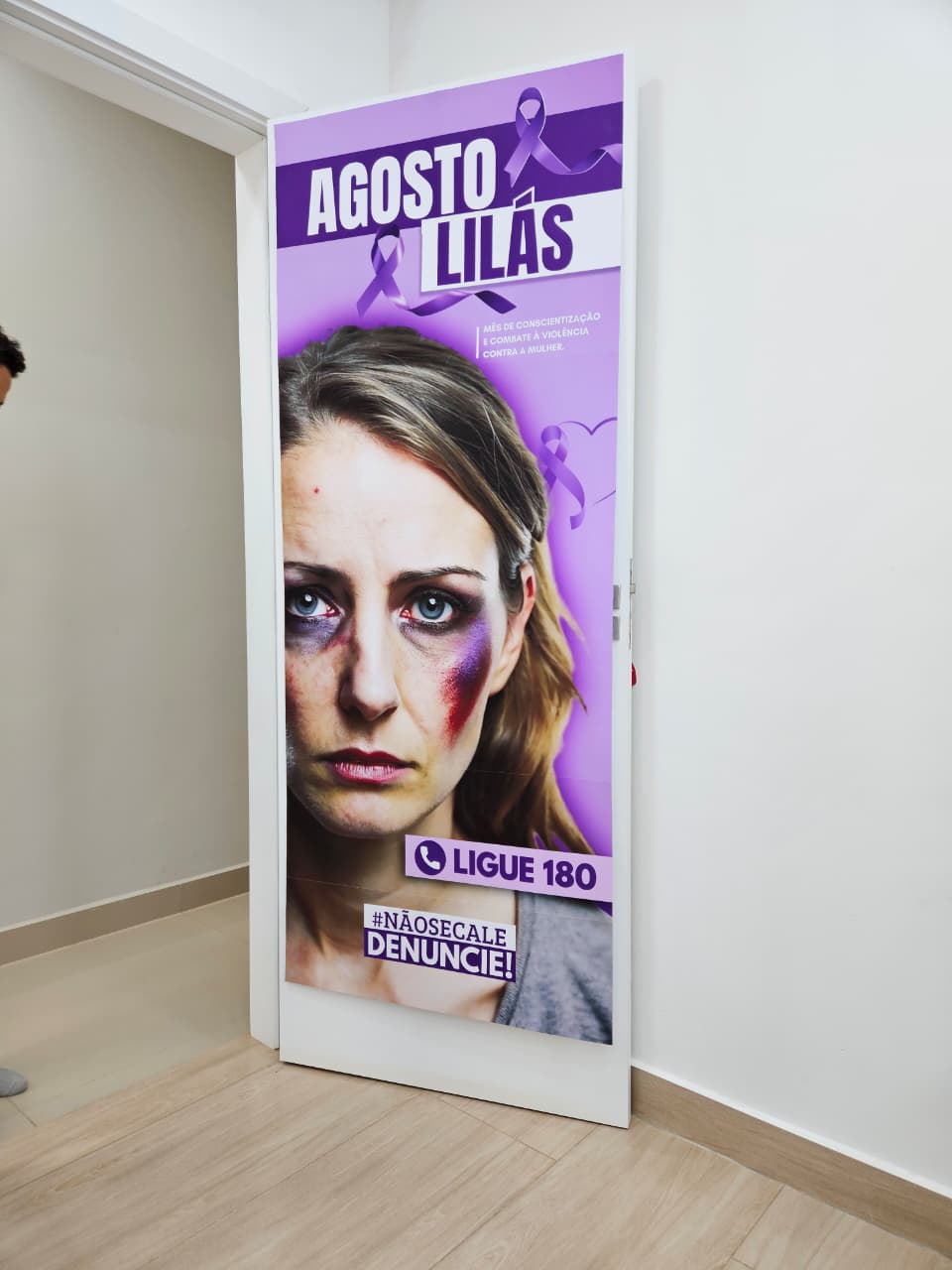 CARTAZ DE PORTA AGOSTO LILÁS - Imagem 3