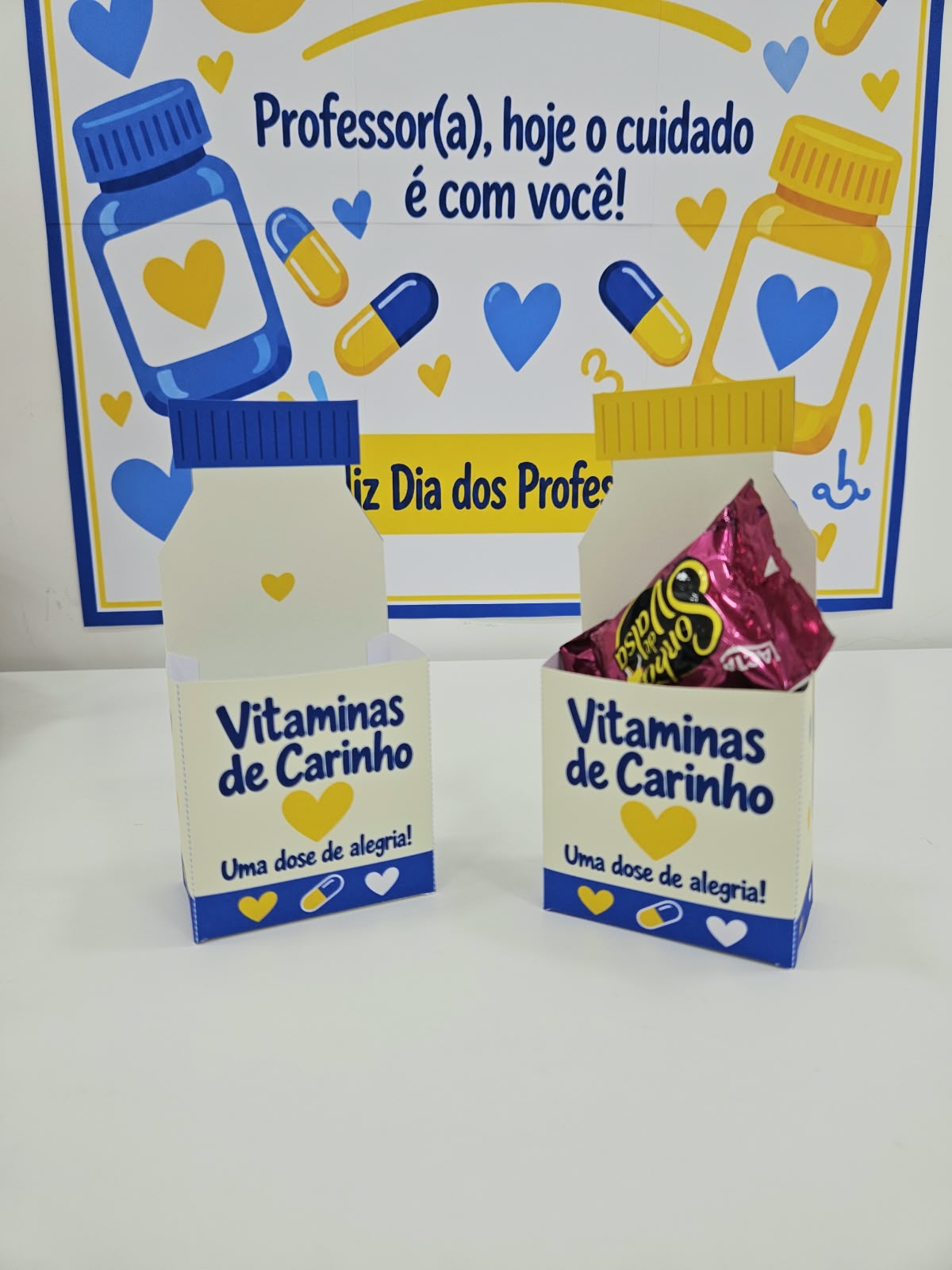 CARTAZ/CESTA E LEMBRANCINHA - DOSE EXTRA DE CARINHO - DIA DOS PROFESSORES