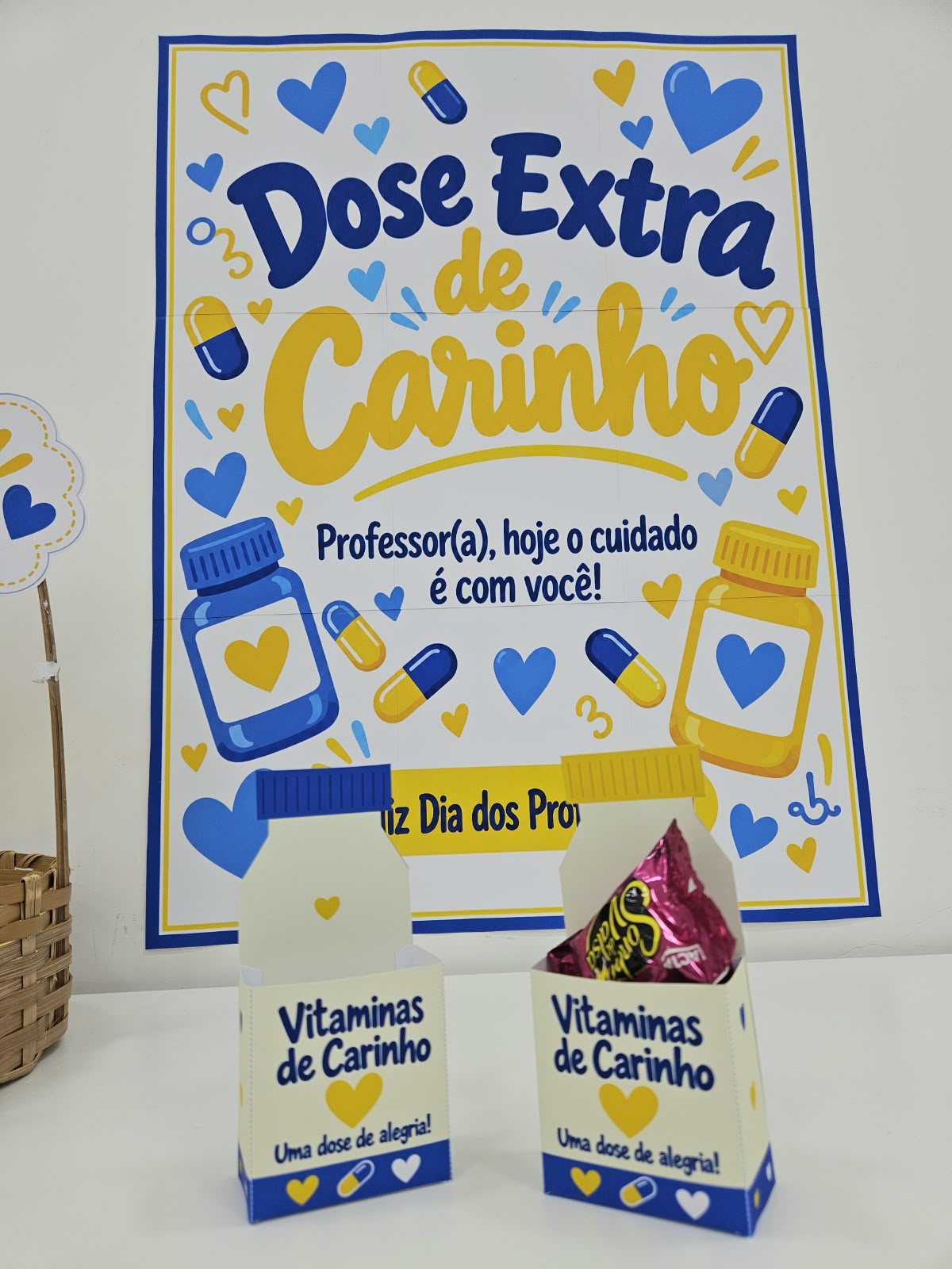 CARTAZ/CESTA E LEMBRANCINHA - DOSE EXTRA DE CARINHO - DIA DOS PROFESSORES - Imagem 7