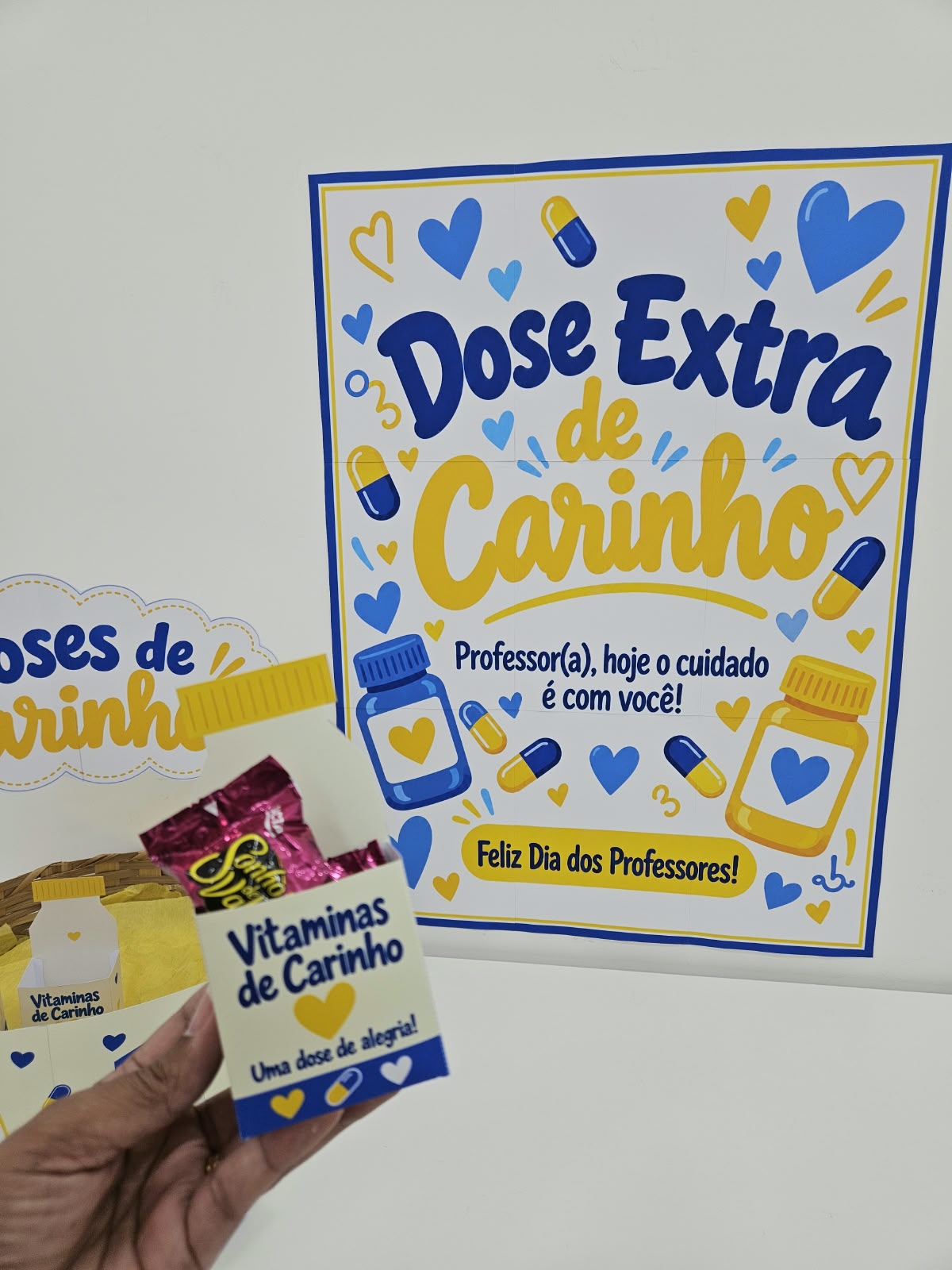 CARTAZ/CESTA E LEMBRANCINHA - DOSE EXTRA DE CARINHO - DIA DOS PROFESSORES - Imagem 3